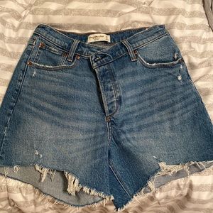 BRAND NEW Abercrombie High Rise Dad Short